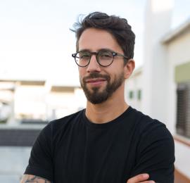 мужчина в очках